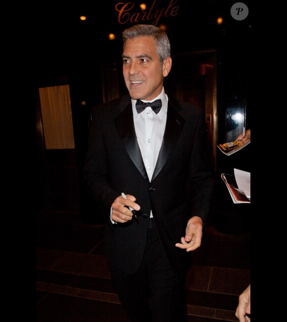 Stacy Keibler et George Clooney quittent leur hôtel à New York, le 10 janvier 2012.