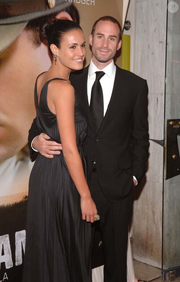 Joseph Fiennes et son épouse Maria Dolores à Paris, le 21 mars 2007.