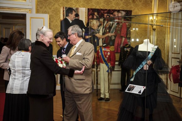 Margrethe II de Danemark, entourée de son mari, de ses fils et de sa belle-fille la princesse Mary, prenait part, dans l'après-midi du 11 janvier 2012, au vernissage de l'exposition 'Royal Gala' au Musée d'Amalienborg, présentant pléthore de robes de gala et d'uniformes utilisés sous son règne.