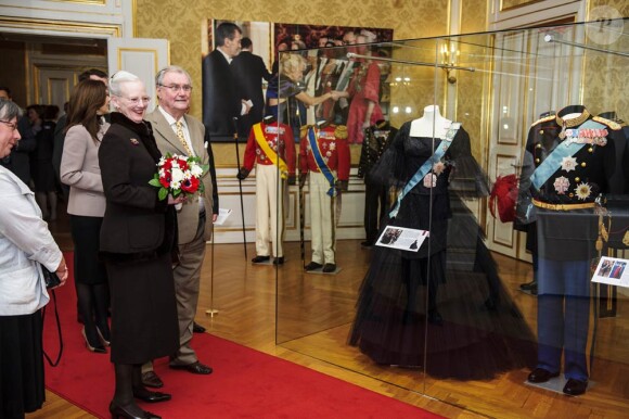 Margrethe II de Danemark, entourée de son mari, de ses fils et de sa belle-fille la princesse Mary, prenait part, dans l'après-midi du 11 janvier 2012, au vernissage de l'exposition 'Royal Gala' au Musée d'Amalienborg, présentant pléthore de robes de gala et d'uniformes utilisés sous son règne.