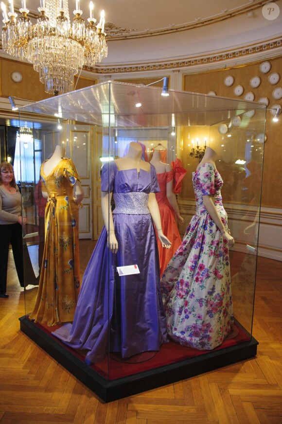 Nombre de robes et d'uniformes d'apparat utilisés sous le règne de Margrethe II de Danemark sont présentés par l'exposition 'Royak Gala' au Musée d'Amalienborg, que les royaux ont inaugurée le 11 janvier 2012.
