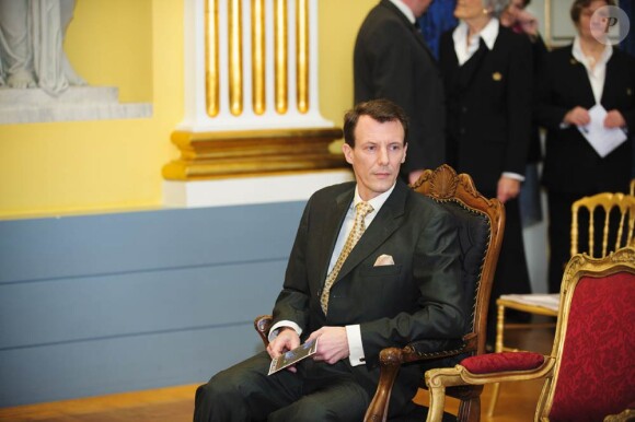 Le prince Joachim à Amalienborg le 11 janvier 2012.
La reine Margrethe II de Danemark, entourée de son mari, de ses fils et de sa belle-fille la princesse Mary, prenait part, dans l'après-midi du 11 janvier 2012, au vernissage de l'exposition 'Royal Gala' au Musée d'Amalienborg, présentant pléthore de robes de gala et d'uniformes utilisés sous son règne.