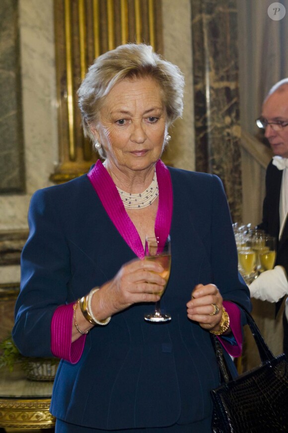 La reine Paola assistait son époux le roi Albert pour recevoir pour le Nouvel An Mgr Berloco et les chefs de mission diplomatique au palais Laeken, à Bruxelles, le 11 janvier 2012.