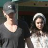 Vanessa Hudgens et son petit ami Austin Butler quittent la pizzeria Papa John's Pizza à Los Angeles, le 12 janvier 2012.
 