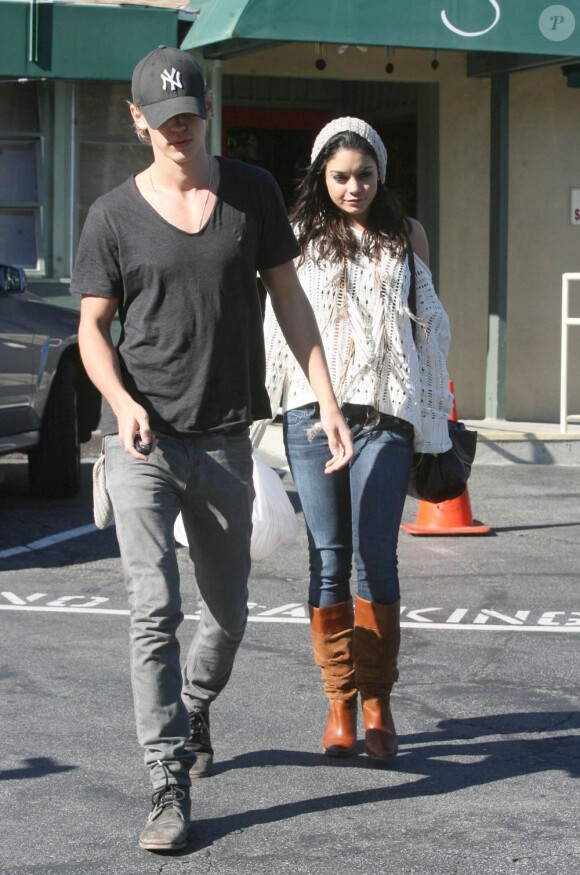 Vanessa Hudgens et son petit ami Austin Butler quittent la pizzeria Papa John's Pizza à Los Angeles, le 12 janvier 2012.
 
