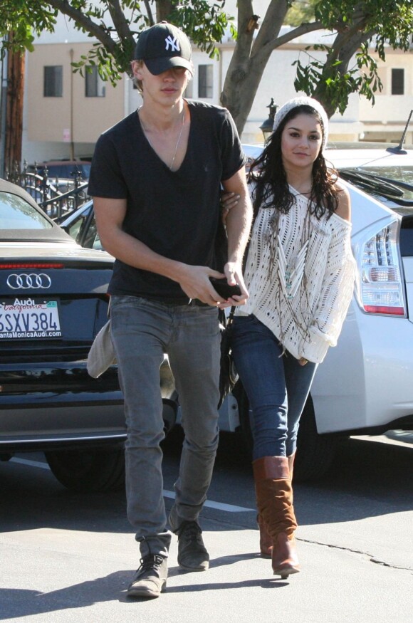 Vanessa Hudgens et son petit ami Austin Butler sont partis déjeuner en amoureux à Los Angeles, le 12 janvier 2012.
 
