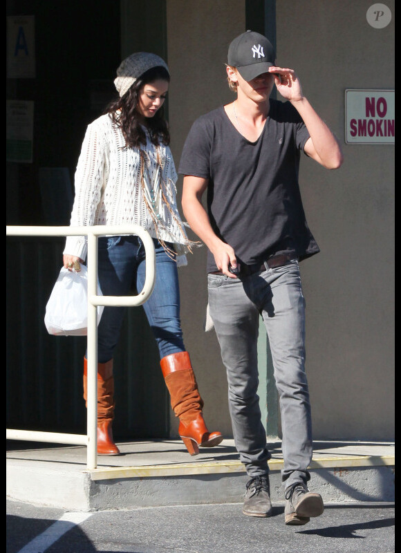 Vanessa Hudgens et Austin Butler sortent de la pizzeria Papa John's située sur Beverly Boulevard à Los Angeles, le 12 janvier 2012.