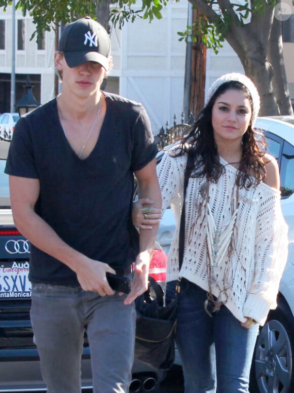 Vanessa Hudgens et Austin Butler, bras dessus bras dessous, à Los Angeles, le 12 janvier 2012.