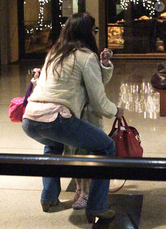 Katie Holmes, obligée de prendre sa fille dans les bras, à New York, le samedi 14 janvier 2011.