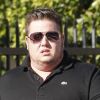 Chaz Bono se promène, l'air triste dans les rues de Los Angeles le 9 janvier 2012