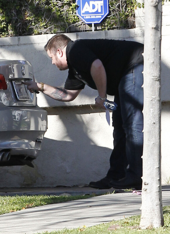 Chaz Bono vérifie sa voiture avant de se promener dans les rues de Los Angeles le 9 janvier 2012