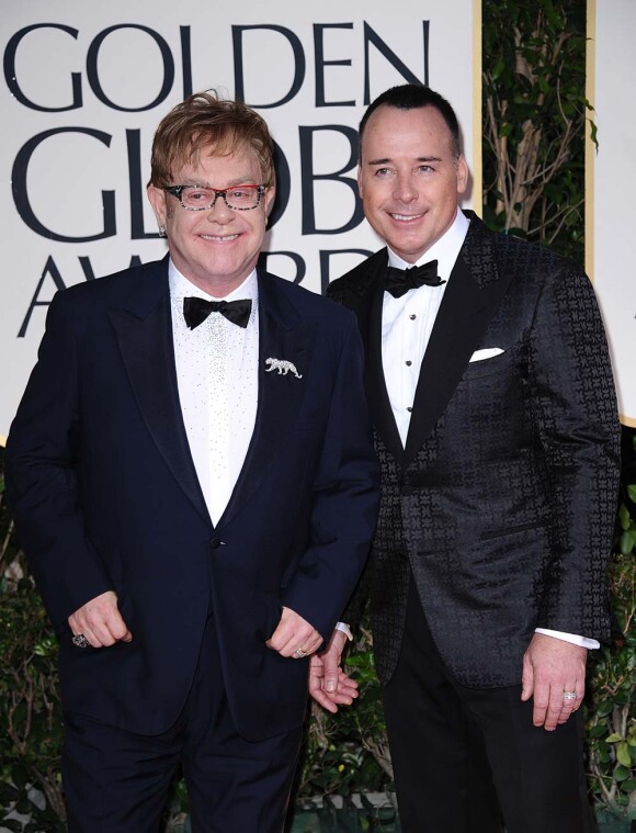 Elton John et David Furnish sur le tapis rouge des Golden Globes, à Los Angeles, le 15 janvier 2011.