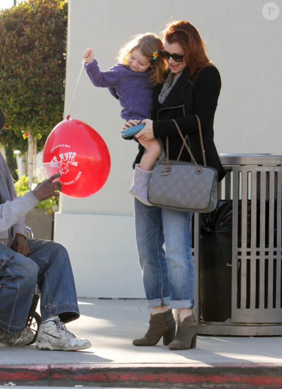 Alyson Hannigan n'hésite pas à mettre la main au portefeuille pour venir en aide à une personne défavorisée à Los Angeles, le 17 janvier 2012.