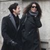 Souriants, Adrien Brody et Afef Jnifen discutent dans la rue à Milan le 19 janvier 2012