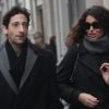 Très concentrés, Adrien Brody et Afef Jnifen discutent dans la rue à Milan le 19 janvier 2012