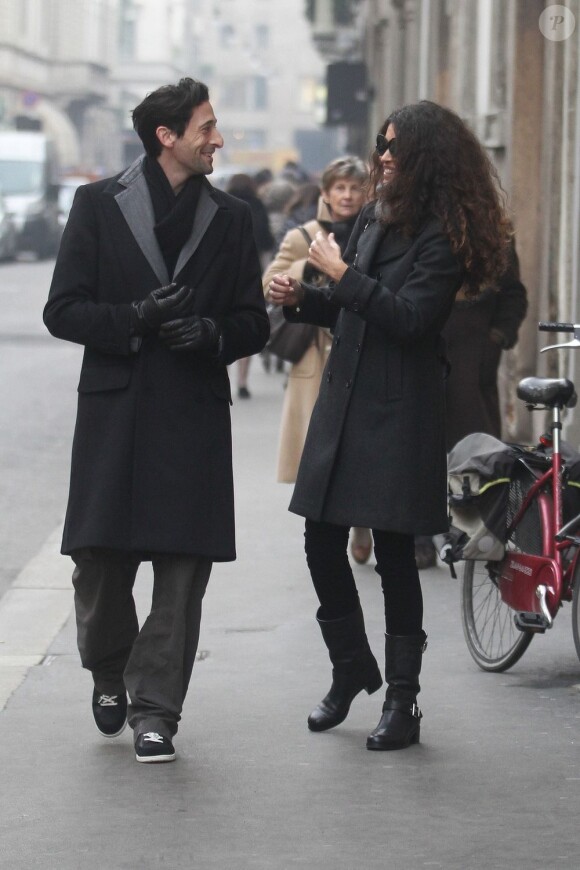 Amicalement, Adrien Brody et Afef Jnifen discutent dans la rue à Milan le 19 janvier 2012