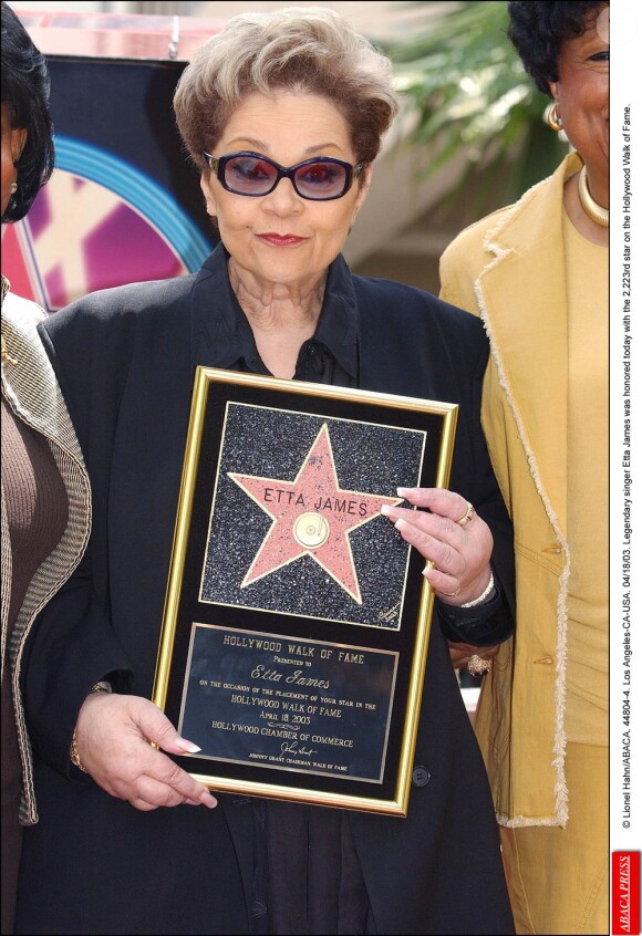 Etta James recevait son étoile sur Hollywood Boulevard, le 18 avril 2003.
Etta James, diva de l'âge d'or de Chess Records qui a traversé les époques et les styles, est morte le 20 janvier 2012 à 73 ans, succombant à sa leucémie.
