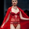 Rouge passion pour ce mannequin qui a défilé au salon de la lingerie le 21 janvier 2012