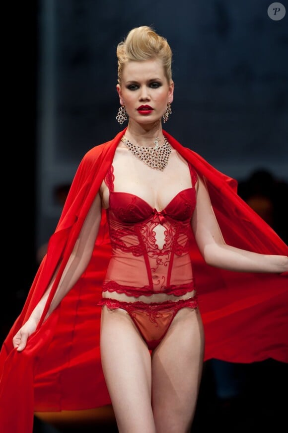 Rouge passion pour ce mannequin qui a défilé au salon de la lingerie le 21 janvier 2012