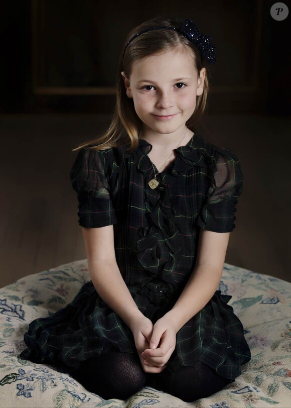 Pour les 8 ans de la princesse Ingrid Alexandra de Norvège, le 21 janvier 2012, la famille royale a publié de nouveaux portraits officiels de la demoiselle.
