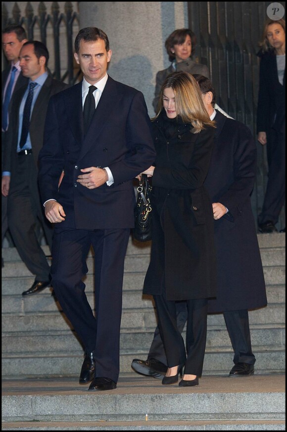 Felipe et Letizia d'Espagne à la cathédrale Santa Maria de la Almudena pour la messe de funérailles de Manuel Fraga Iribarne, à Madrid, le 23 janvier 2012.