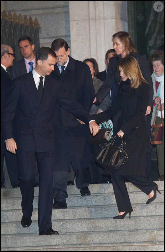 Le prince et la princesse des Asturies, Felipe et Letizia d'Espagne, à la sortie de la cathédrale Santa Maria de la Almudena pour la messe de funérailles à la mémoire de Manuel Fraga Iribarne, à Madrid, le 23 janvier 2012.