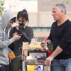Justin Bieber et Selena Gomez, toujours bien surveillés par leur bodyguard, font leurs courses dans un supermarché de Los Angeles, le 14 janvier 2012.