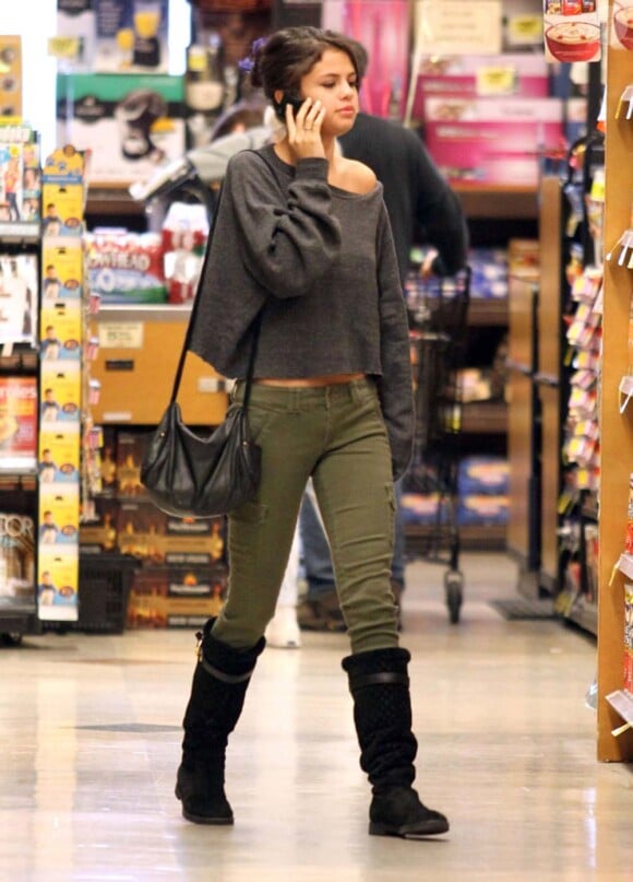 Justin Bieber et Selena Gomez font leurs courses dans un supermarché de Los Angeles, le 14 janvier 2012.