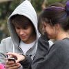 Petit moment de complicité avant de remplir le coffre de la voiture : Justin Bieber et Selena Gomez ont fait leurs courses dans un supermarché de Los Angeles, le 14 janvier 2012.