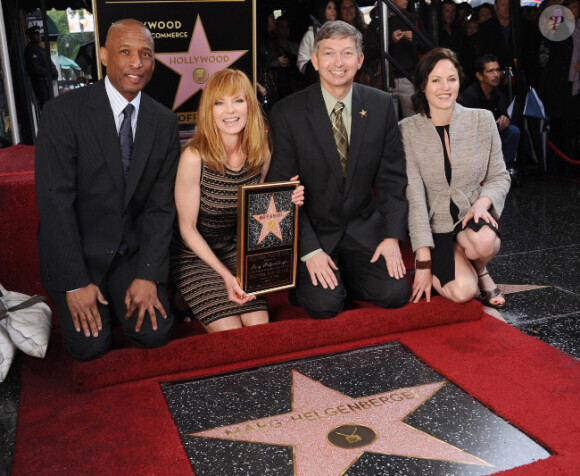 Marg Helgenberger reçoit sa précieuse étoile devant ses collègues des Experts, à Los Angeles, le 23 janvier 2012