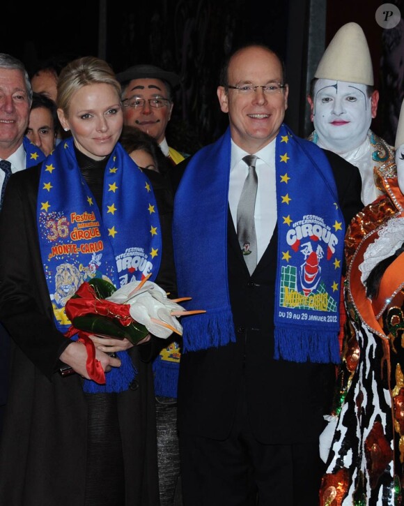 Le prince Albert et la princesse Charlene de Monaco, d'humeur joviale, se sont joints mardi 24 janvier 2012 à la princesse Stéphanie et sa fille Pauline Ducruet pour la 6e soirée du 36e Festival International du Cirque de Monte-Carlo, au cours de laquelle les récompenses ont été distribuées.