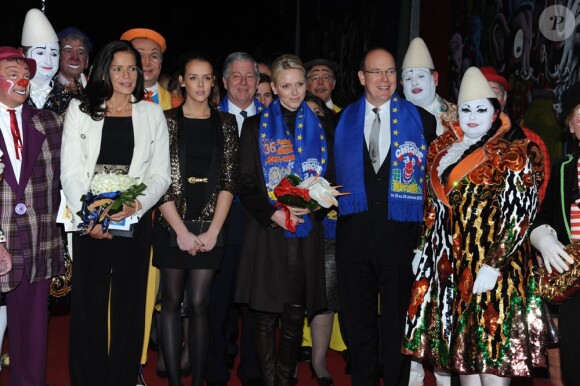 Albert et Charlene de Monaco, d'humeur joviale, se sont joints mardi 24 janvier 2012 à la princesse Stéphanie et sa fille Pauline Ducruet pour la 6e soirée du 36e Festival International du Cirque de Monte-Carlo, au cours de laquelle les récompenses ont été distribuées.