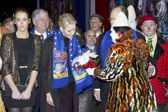Un petit cadeau pour la princesse Charlene, à la veille de son 33e anniversaire.
Le prince Albert et la princesse Charlene de Monaco, d'humeur joviale, se sont joints mardi 24 janvier 2012 à la princesse Stéphanie et sa fille Pauline Ducruet pour la 6e soirée du 36e Festival International du Cirque de Monte-Carlo, au cours de laquelle les récompenses ont été distribuées.