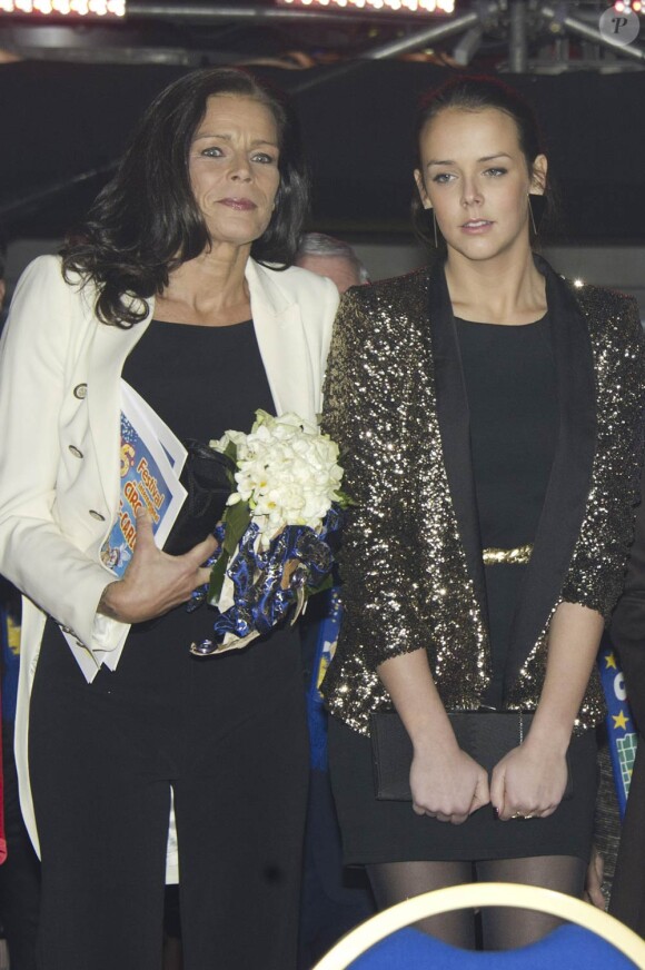 Pauline Ducruet ne quitte pas d'une semelle sa mère la princesse Stéphanie lors du 36e Festival International du Cirque de Monte-Carlo, et assistait avec elle mardi 24 janvier 2012 à la remise des récompenses.