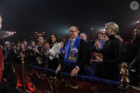 La famille princière a une fois encore été enthousiasmée par le spectacle proposé par le festival...
Le prince Albert et la princesse Charlene de Monaco, d'humeur joviale, se sont joints mardi 24 janvier 2012 à la princesse Stéphanie et sa fille Pauline Ducruet pour la 6e soirée du 36e Festival International du Cirque de Monte-Carlo, au cours de laquelle les récompenses ont été distribuées.