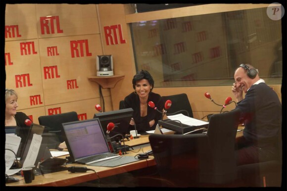 Rachida Dati face à Jean-Michel Aphatie dans les studios de RTL, à Paris, le 13 janvier 2012.