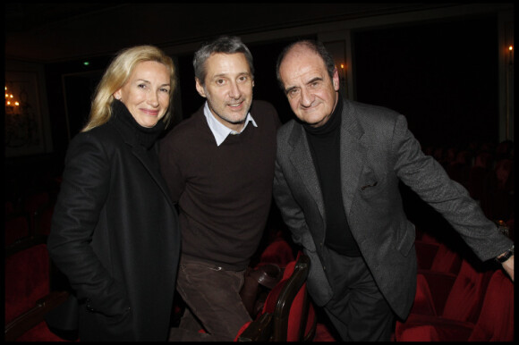 Isabelle Doval, Antoine de Caunes et Pierre Lescure le 25 janvier lors de la première de la pièce Lucide au Théâtre Marigny