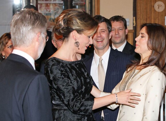 Les deux princesses sont bien complices ! La princesse Mary et le prince Frederik de Danemark étaient les hôtes de la princesse Mathilde et du prince Philippe de Belgique le 26 janvier 2012 à Bruxelles, pour un concert de jazz marquant le début de la présidence danoise du Conseil européen.