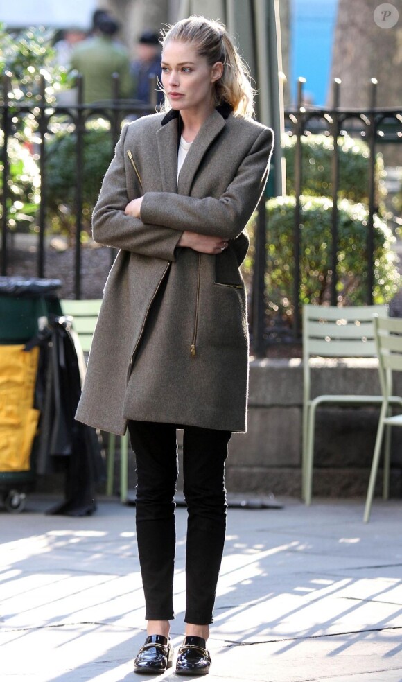 Doutzen Kroes dans les rues de New York dans un ravissant style masculin-féminin. Le 25 janvier 2012