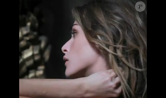 Elisa Sednaoui sensuelle dans le teaser du spot Cavalli parfums