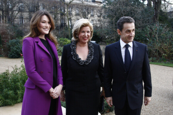 Carla Bruni-Sarkozy et Nicolas Sarkozy accueillent à l'Elysée l'épouse du président ivoirien Alassane Ouattara, Dominique Ouattara, dans la journée du 26 janvier 2012