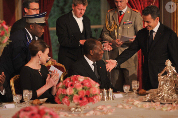 Carla Bruni-Sarkozy et Nicolas Sarkozy reçoivent le  président ivoirien Alassane Ouattara et  son épouse Dominique Ouattara, le 26 janvier 2012, à l'occasion d'un  dîner d'Etat