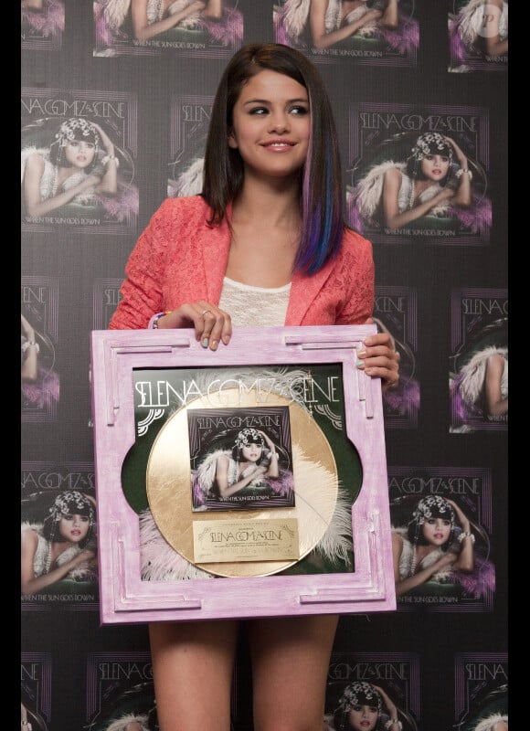 Selena Gomez reçoit un disque de platine à Mexico, le 26 janvier 2012.