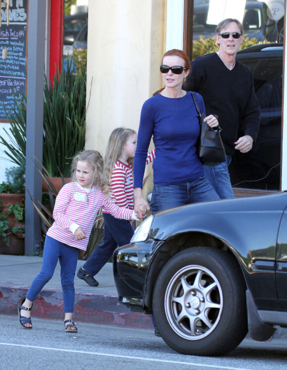 Marcia Cross, son mari Tom Mahoneh et leurs jumelles Eden et Savannah quasiment habillées de la même manière, le 28 janvier 2012 à Los Angeles