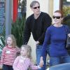 Marcia Cross, son mari Tom Mahoneh et leurs jumelles Eden et Savannah s'offrent une balade dans les rues de Los Angeles, le 28 janvier 2012
