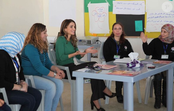 La reine Rania visitait le camp Madrasati d'Al-Karameh le 25 janvier 2012.
