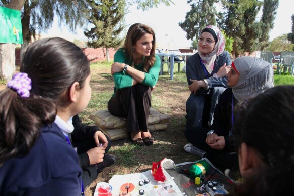 La reine Rania en visite dans le camp Madrasati d'Al-Karameh le 25 janvier 2012.