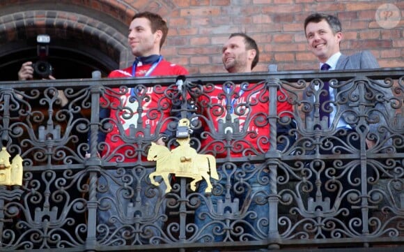 Ravi, le prince Frederik de Danemark faisait partie du comité qui a acclamé les handballeurs danois le 30 janvier 2012 à Copenhague, à leur retour de Belgrade, où ils ont décroché le 29 janvier le titre européen.