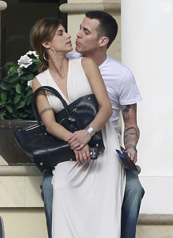 Photos exclusives : Elisabetta Canalis et Steve-O, très in love, le 30 janvier 2012 dans les rues de Los Angeles