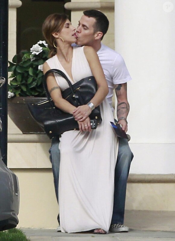 Photos exclusives : Elisabetta Canalis et Steve-O, un bisou d'amour le 30 janvier 2012 dans les rues de Los Angeles